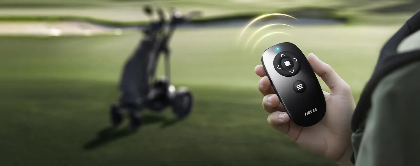 Ręka trzymająca bezprzewodowy pilot zdalnego sterowania do wózka NAVEE Birdie 3X.